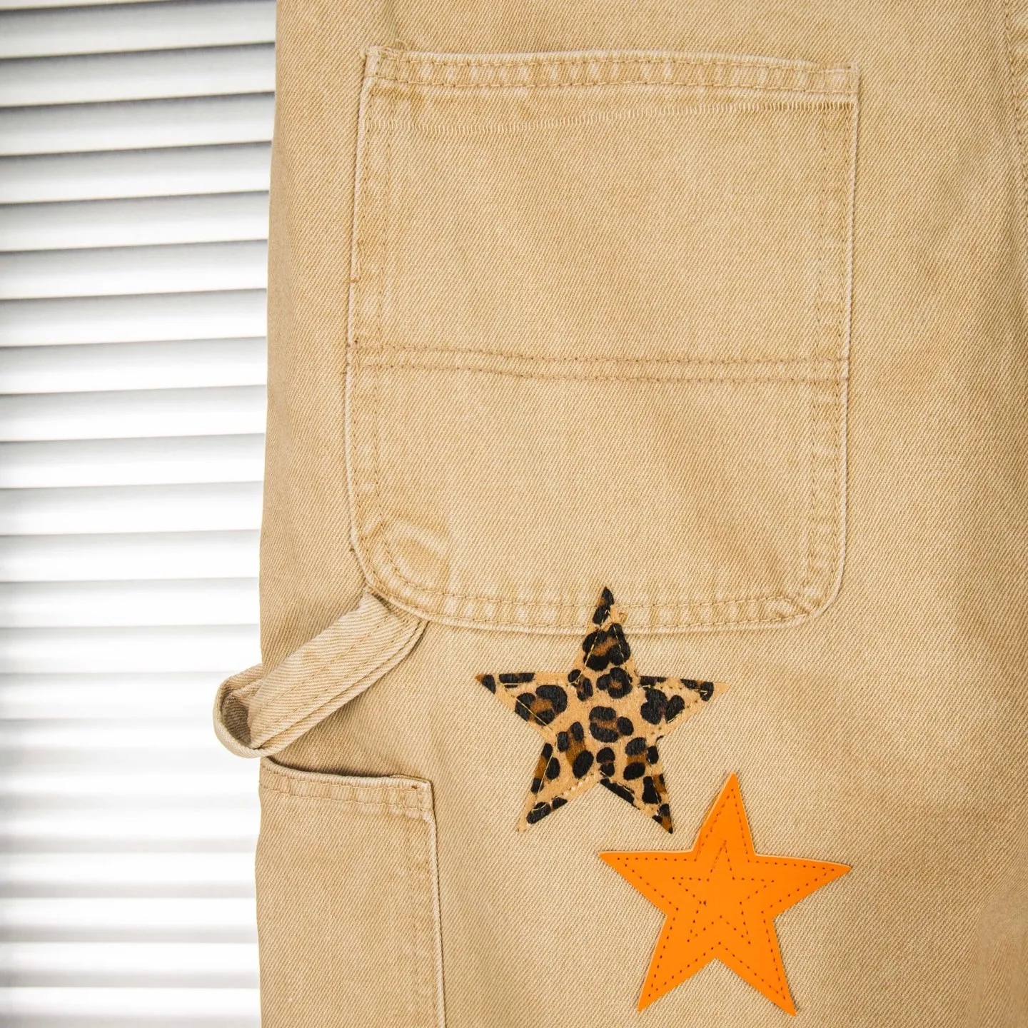 P280 Chrome Hearts khaki orange leopard print star couple jeans are a hot trend this season and are sought after by countless celebrities and fashionistas. The neat details of the cutting process add color to the playful fashion! The neat and meticulous design, and the well-fitting structure is unique. The upper body not only has outstanding recognition, but also looks younger and younger. A style with the ultimate wearing meaning and performance, gorgeous color matching, and the craftsmanship of this style is also extremely extraordinary. After the finished product is washed, it is disassembled and hand-made with sheepskin cross leather and then spliced ​​together to complete. The whole piece has too many craftsmanship to describe. It is decorated with patchwork cross flowers and high-waisted washed jeans! ! Absolutely high-end luxury product, a god-level single product, a super popular product, made with top heavy industry, a must-see magic weapon that can't be missed. Style number: 1828# Size: 30 32 34 36 Color: Khaki